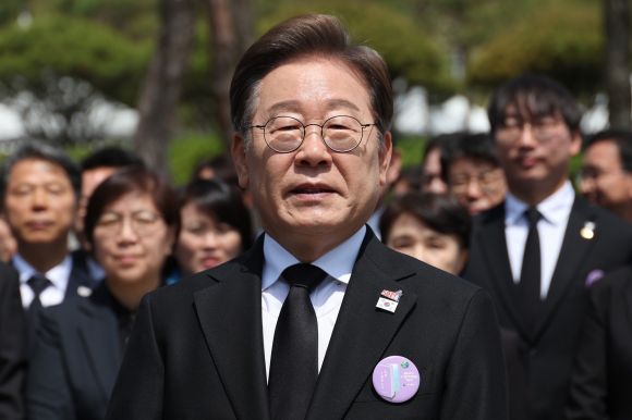 개헌 입장 공개 관련 질문에 답하는 이재명 후보 - 더불어민주당 이재명 대선후보가 18일 광주광역시 북구 국립 5·18민주묘지에서 열린 5·18민주화운동 45주년 기념식에 참석한 뒤 취재진과 만나 이날 발표한 개헌 관련 입장에 대한 질문에 답하고 있다. 2025.5.18 공동취재