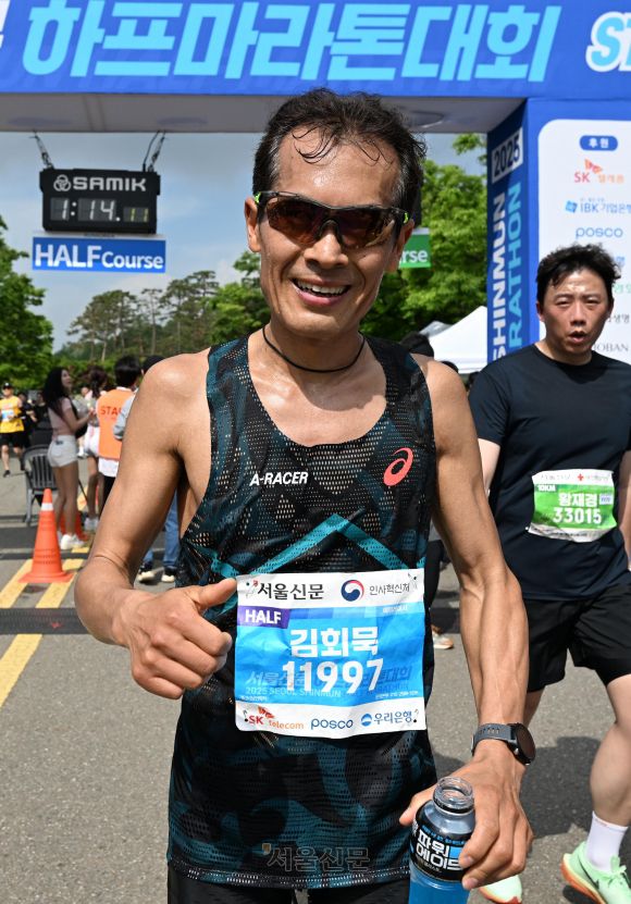 ‘2025 서울신문 하프마라톤대회’ 하프코스 남자 부문 우승자 김회묵씨