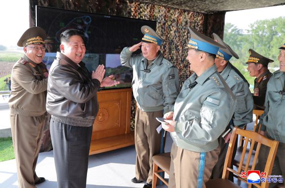 북한 김정은, 공군 방공·공습훈련 지도 - 김정은 북한 국무위원장이 지난 15일 제1공군사단 관하 비행연대를 방문해 공군 반항공(방공)전투 및 공습 훈련을 지도했다고 조선중앙통신이 17일 보도했다. 2025.5.17 평양 조선중앙통신 연합뉴스