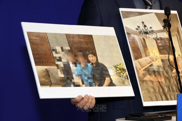 노종면 더불어민주당 의원이 19일 오후 서울 여의도 중앙당사에서 지귀연 서울중앙지법 부장판사의 ‘룸살롱 접대’ 의혹 관련 사진을 공개하고 있다. 2025.5.19안주영 전문기자