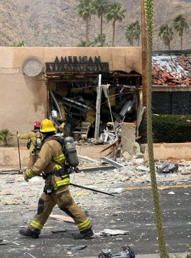 현지시간으로 17일 오전 11시쯤 미국 캘리포니아 팜스프링의 한 난임 클리닉을 노린 차량 폭발 테러가 발생했다. 현장 앞을 지나는 소방관. 로이터 연합뉴스