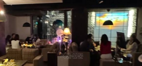 더불어민주당이 19일 오후 서울 여의도 중앙당사에서 윤석열 전 대통령의 내란 우두머리 혐의 재판을 담당하는 지귀연 서울중앙지법 부장판사의 룸살롱 접대 의혹 관련 사진을 공개했다. 2025.5.19 더불어민주당 제공