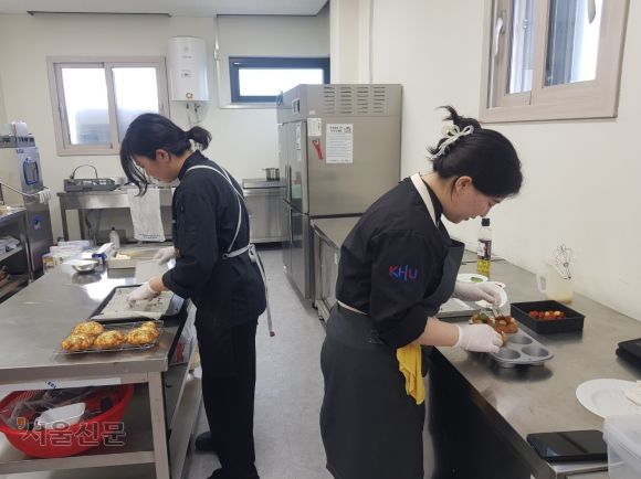 지난 13일 제주 서귀포시 대정읍 대정특화체험센터 작업장에서 경희대 학생들이 대정 특산물인 마늘을 활용한 빵을 만들고 있다.