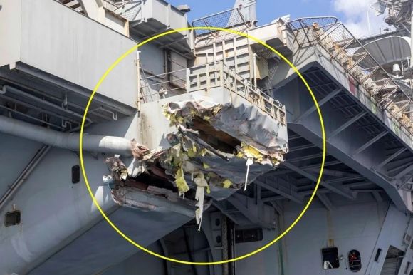 화물선과 충돌사고로 손상을 입은 USS 해리 S. 트루먼 호. 미 해군