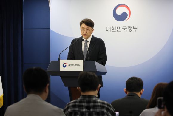 SKT 침해사고 민관합동 조사결과 2차 발표 - 최우혁 과학기술정보통신부 정보보호네트워크정책관이 19일 서울 종로구 정부서울청사에서 SKT 침해사고 관련 민관합동 조사결과 2차 발표 브리핑을 하고 있다. 2025.5.19 연합뉴스