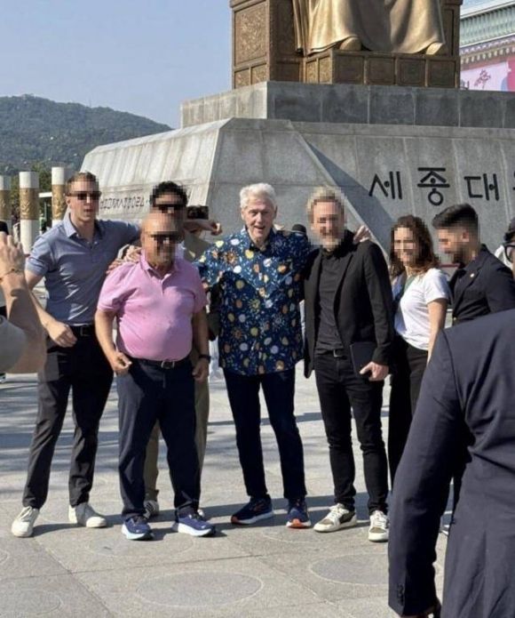 빌 클린턴 전 미국 대통령이 한국을 방문 중인 것으로 전해졌다.  20일 정부 소식통에 따르면 클린턴 전 대통령은 최근 비공개로 한국을 찾았다. 이날 SNS에는 클린턴 전 대통령을 광화문 등지에서 목격했다는 글이 다수 게시되기도 했다. 사진은 광화문 세종대왕상 앞에서 기념 촬영 중인 클린턴 전 대통령. 2025.5.20 소셜미디어 스레드