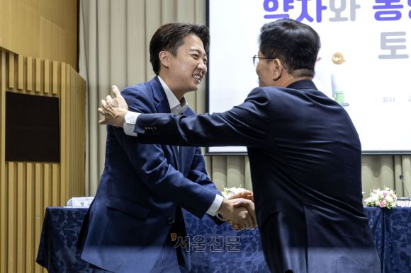 국민의힘 김문수 대선 후보와 개혁신당 이준석 대선 후보가 19일 오전 서울 중구 서울시청에서 열린 약자와 동행하는 서울 토론회에서 기념촬영을 마친 후 악수하고 있다. 2025.5.19 안주영 전문기자