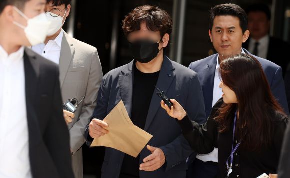 인터넷 매체 ‘스카이데일리’ 기자가 21일 오전 서울 서초구 서울중앙지방법원에서 ‘중국간첩 체포 보도 사건’과 관련 구속 전 피의자 심문(영장실질심사)를 마친 후 이동하고 있다. 2025.05.21. scchoo@newsis.com. 뉴시스