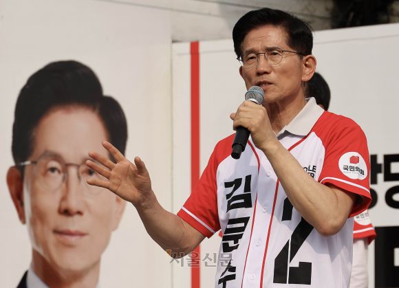 김문수 국민의힘 대선 후보가 21일 오후 경기도 파주시 야당동 새암공원에서 열린 ‘더 편하게 더 든든하게’ 유세에서 지지를 호소하고 있다. 2025.5.21 안주영 전문기자