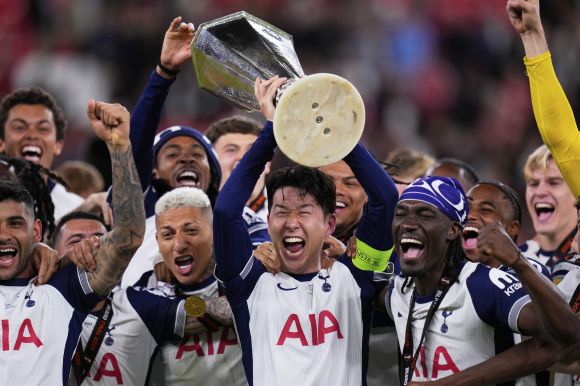 21일(현지시간) 스페인 빌바오 산 마메스 바리아에서 열린 유럽축구연맹(UEFA) 유로파리그(UEL) 토트넘 홋스퍼와 맨체스터 유나이티드의 결승전에서 토트넘 주장 손흥민(가운데)이 우승컵을 들어올리고 있다. 2025.5.21 빌바오 AP 연합뉴스