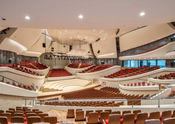 무대를 중앙에 두고 주변으로 경사진 객석을 배치한 빈야드(포도밭) 스타일을 적용한 부산콘서트홀 공연장 내부. 부산시 제공