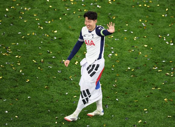 21일(현지시간) 스페인 빌바오 산 마메스 바리아에서 열린 유럽축구연맹(UEFA) 유로파리그(UEL) 토트넘 홋스퍼와 맨체스터 유나이티드의 결승전에서 토트넘 주장 손흥민이 우승을 확정지은 뒤 태극기를 허리에 두른 채 그라운드를 돌며 팬들에게 손을 흔들며 인사하고 있다. 2025.5.21 빌바오 로이터 연합뉴스