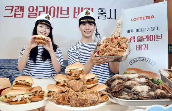“부드럽게 씹혀요”… ‘크랩 얼라이브 버거’ 출시 - 롯데리아는 통째로 씹어먹는 부드러운 게 ‘소프트쉘크랩’을 그대로 튀겨 사용한 ‘크랩 얼라이브 버거’ 2종을 출시한다고 21일 밝혔다. 사진은 이날 서울 중구 롯데리아 동대문역사문화공원역점에서 모델들이 소프트쉘크랩을 소개하는 모습. 롯데GRS 제공
