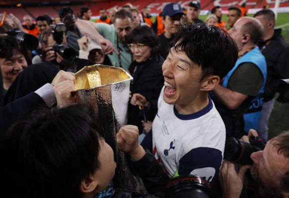 21일(현지시간) 스페인 빌바오 산 마메스 바리아에서 열린 유럽축구연맹(UEFA) 유로파리그(UEL) 토트넘 홋스퍼와 맨체스터 유나이티드의 결승전에서 토트넘 주장 손흥민이 우승컵을 들어올린 채 웃고 있다. 2025.5.21 빌바오 로이터 연합뉴스