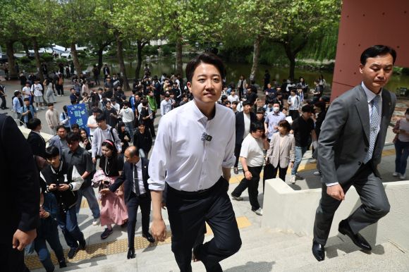 이준석 개혁신당 대선 후보가 22일 ‘학식먹자 이준석’ 행사가 열린 인천 미추홀구 인하대학교를 방문해 이동하고 있다. 2025.5.22 연합뉴스