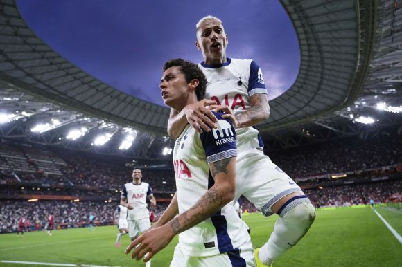 21일(현지시간) 스페인 빌바오 산 마메스 바리아에서 열린 유럽축구연맹(UEFA) 유로파리그(UEL) 토트넘 홋스퍼와 맨체스터 유나이티드의 결승전에서 토트넘의 브래넌 존슨이 선제골을 넣은 뒤 세리머리를 하고 있다. 토트넘은 존슨의 결승골로 맨유를 1대0으로 제압하고 우승했다. 2025.5.21 빌바오 AP 연합뉴스