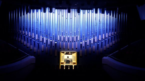 지난 10일 부산콘서트홀에서 열린 ‘HELLO 클래식 헨델 vs 바흐’ 시범 공연에서 연주자가 파이프오르간을 연주하고 있다.  부산시 제공