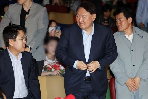 윤석열 전 대통령이 21일 서울 메가박스 동대문에서 다큐멘터리 영화 ‘부정선거, 신의 작품인가’를 관람한 뒤 상영관을 나서고 있다.  연합뉴스