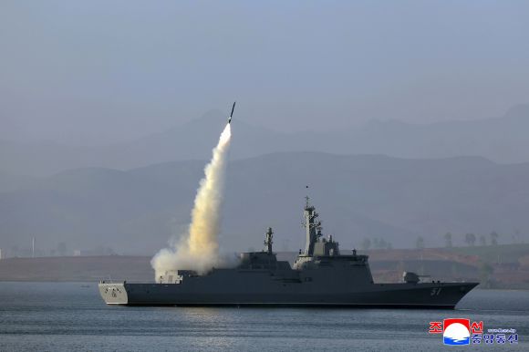 북한 김정은 국무위원장이 신형 다목적구축함 최현호(號) 진수 사흘 만에 진행된 첫 무장 시험사격을 참관하고 해군의 핵무장화에 속도를 내라고 지시했다. 미사일총국, 국방과학원, 탐지전자전총국이 구축함 최현호에 탑재된 무장체계의 성능 및 전투 적용성 시험에 착수했다고 조선중앙통신이 30일 보도했다. 2025.4.30 조선중앙통신 연합뉴스