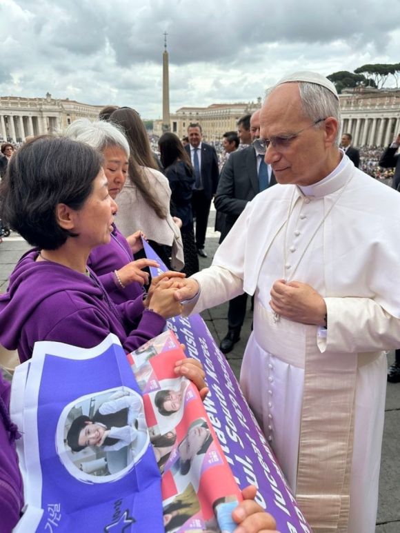 21일(현지시간) 바티칸 성 베드로 광장에서 레오 14세 교황을 알현하는 이태원 유가족. 이태원유가족협의회 제공