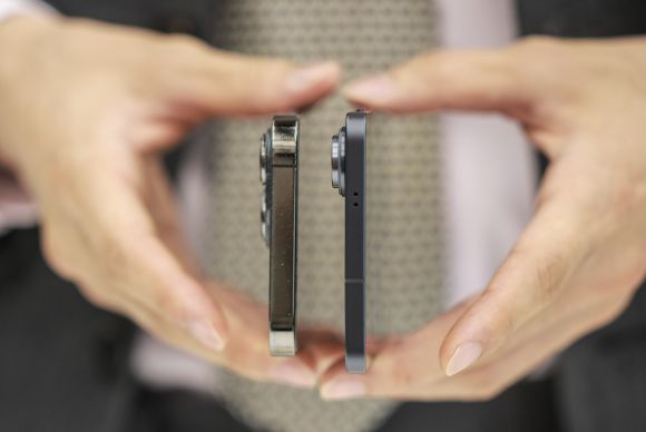 ‘갤럭시 S25 엣지, 얼마나 얇을까?’ - 13일 서울 서초구 삼성 강남에서 열린 삼성 갤럭시 S25 엣지 미디어 브리핑에서  취재진들이 삼성 갤럭시 S25 엣지(오른쪽)와 기존 스마트폰을 비교하고 있다. 2025.05.13. 뉴시스