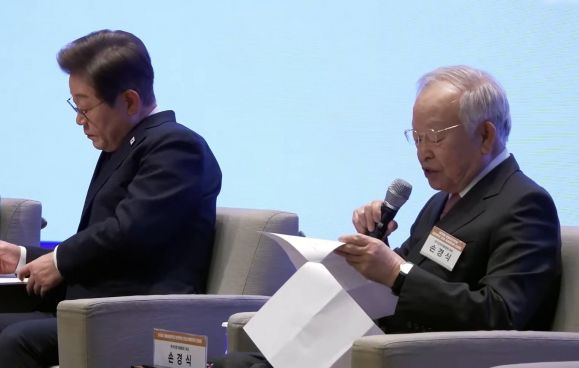 지난 8일 대선후보 초청 경제5단체장 간담회에서 손경식 한국경영자총협회 회장이 이재명 후보에게 경제정책을 제안하고 있다. 델리민주 캡쳐