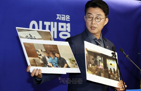 노종면 더불어민주당 의원이 지난 19일 서울 영등포구 여의도 중앙당사에서 지귀연 서울중앙지법 부장판사의 ‘룸살롱 접대’ 의혹 관련 사진을 공개하고 있다. 안주영 전문기자