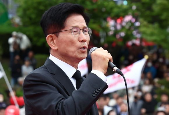 김문수 국민의힘 대선 후보가 24일 경북 구미시 박정희 전 대통령 생가 앞에서 집중유세를 하고 있다. 2025.5.24 공동취재