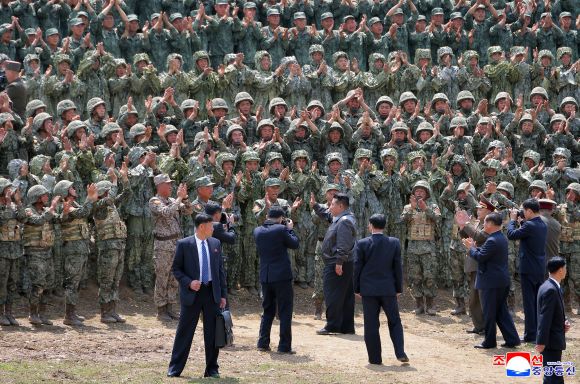 북한 김정은, 병종별 전술종합훈련 참관 - 김정은 북한 국무위원장이 지난 13일 인민군 훈련일군(간부)대회 강습체계 안에서 진행되는 병종별 전술종합훈련을 참관했다고 조선중앙통신이 14일 보도했다. 통신은 이날 특수작전 구분대들의 전술종합훈련, 전차병 구분대들의 대항 경기, 시범화력 협동훈련이 있었다고 전했다. 2025.5.14 조선중앙통신 연합뉴스