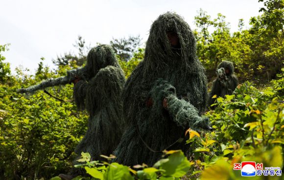 북한 김정은, 병종별 전술종합훈련 참관 - 김정은 북한 국무위원장이 지난 13일 인민군 훈련일군(간부)대회 강습체계 안에서 진행되는 병종별 전술종합훈련을 참관했다고 조선중앙통신이 14일 보도했다. 통신은 이날 특수작전 구분대들의 전술종합훈련, 전차병 구분대들의 대항 경기, 시범화력 협동훈련이 있었다고 전했다. 2025.5.14 조선중앙통신 연합뉴스
