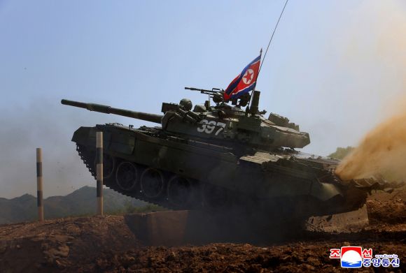 북한 김정은, 병종별 전술종합훈련 참관 - 김정은 북한 국무위원장이 지난 13일 인민군 훈련일군(간부)대회 강습체계 안에서 진행되는 병종별 전술종합훈련을 참관했다고 조선중앙통신이 14일 보도했다. 통신은 이날 특수작전 구분대들의 전술종합훈련, 전차병 구분대들의 대항 경기, 시범화력 협동훈련이 있었다고 전했다. 2025.5.14 조선중앙통신 연합뉴스