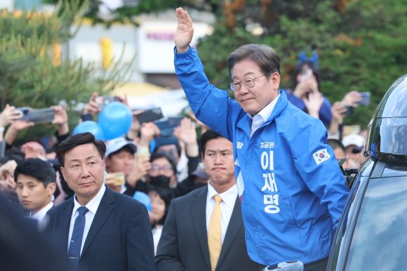 이재명 더불어민주당 대선 후보가 24일 경기 안산시 단원구 안산문화광장 유세장에 도착해 시민들을 향해 손을 흔들고 있다. 2025.5.24 연합뉴스
