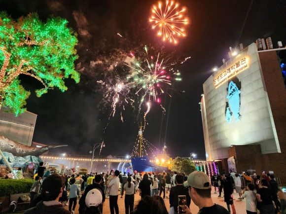 울산 남구는 매주 토요일 장생포 고래문화특구에서 불꽃쇼를 진행한다. 방문객들이 불꽃쇼를 보며 즐거워하고 있다.  울산 남구 제공