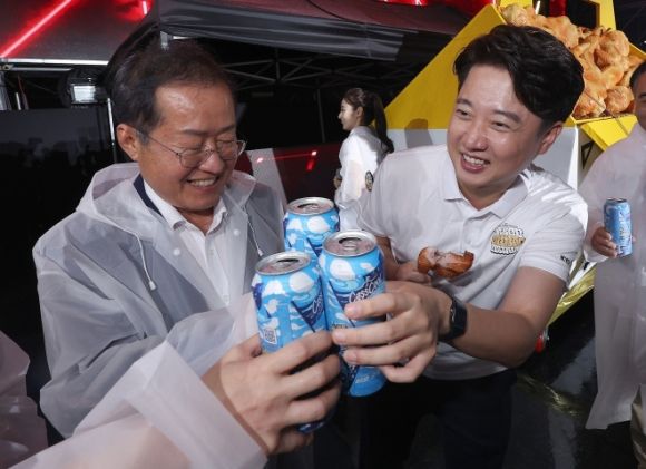 국민의힘 이준석 전 대표와 홍준표 대구시장이 30일 대구 달서구 두류야구장에서 개막한 ‘2023 대구치맥페스티벌’ 개막식에 참석하고 있다. 2023.8.30 연합뉴스