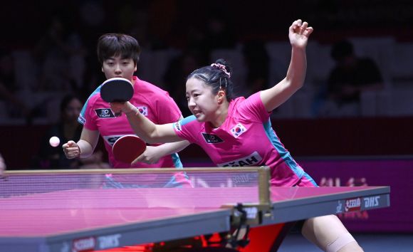 신유빈, 유한나가 25일(한국시간) 카타르 도하 루사일 아레나에서 열린 2025 국제탁구연맹(ITTF) 세계선수권대회 여자복식 4강 소피아 폴차노바(오스트리아) - 베르나데트 소츠(루마니와)과 경기를 펼치고 있다. 대한탁구협회 제공