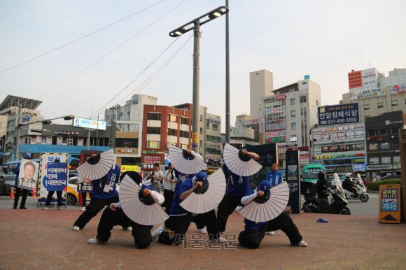 더불어민주당 2030 청년 선거운동원인 시너지유세단이 21일 경기 안양시의 한 인도에서 부채춤을 활용한 선거유세 무대를 선보이고 있다. 박상연 기자