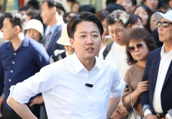 개혁신당 이준석 대선후보가 25일 서울 종로구 종묘 인근 서순라길에서 유세 시작 전 발언하고 있다. 2025.5.25. 연합뉴스