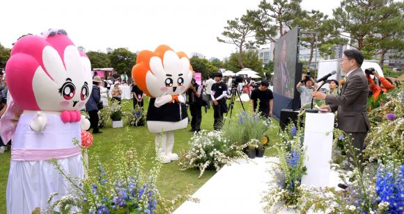광주시 대표 캐릭터인 ‘빛돌이’와 ‘빛나영’의 결혼식이 강기정 광주시장의 주례로 진행됐다. 광주광역시 제공