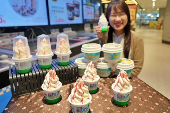 롯데마트·슈퍼, 소금우유&샤인머스켓 아이스크림 단독 판매 - 롯데마트와 롯데슈퍼는 26일부터 유통업계 단독으로 ‘더블비얀코 소금우유&샤인머스켓’ 아이스크림을 판매한다고 25일 밝혔다. 롯데마트는 이 상품이 우유 아이스크림에 소금을 더해 자극적이지 않은 단맛을 구현했다고 설명했다. 가격은 개당 1400원이다. 롯데마트 제공