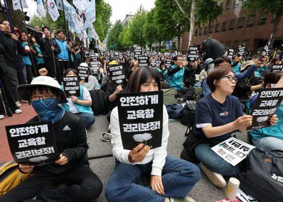 구호 외치는 전교조 교사들 - 24일 서울 경복궁 영추문 앞에서 열린 전국교직원노동조합 창립 36주년 전국교사결의대회에서 참가자들이 교육 대개혁 실현, 안전하게 교육할 권리보장 등의 구호를 외치고 있다. 연합뉴스