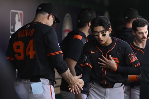 샌프란시스코 자이언츠 이정후가 25일(한국시간) 미국 워싱턴DC 내셔널스파크에서 열린 2025 미국프로야구 메이저리그(MLB) 정규시즌 워싱턴 내셔널스와의 원정 경기에서 데이먼 마이너 타격 코치와 악수하고 있다. AP 연합뉴스