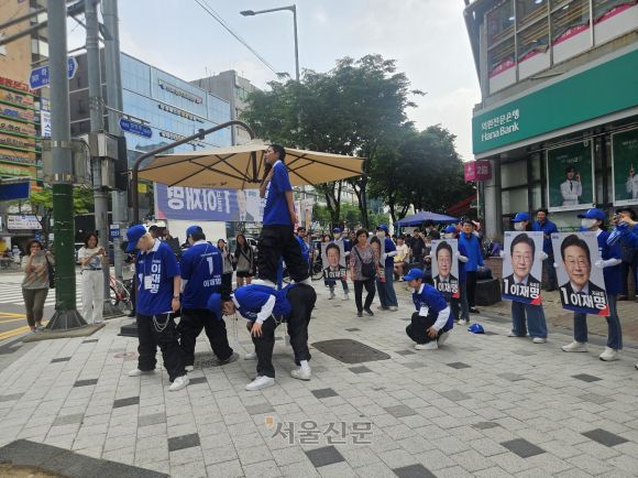 더불어민주당 2030 청년 선거운동원인 시너지유세단이 21일 경기 광명시의 한 인도에서 선거유세 무대를 하고 있다. 박상연 기자