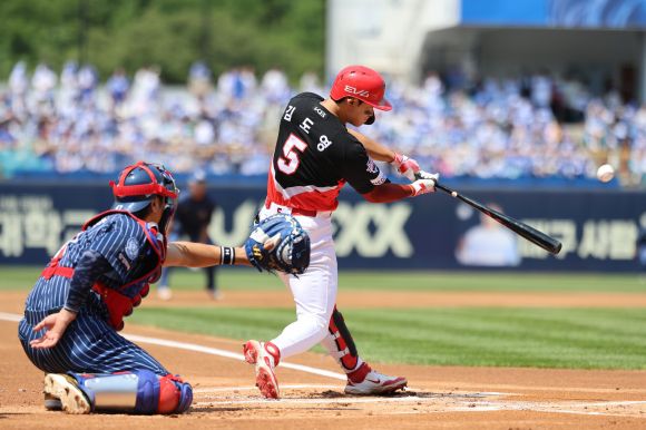 KIA 타이거즈 김도영이 25일 대구 삼성라이온즈파크에서 열린 2025 KBO리그 정규시즌 삼성 라이온즈와의 원정 경기에서 홈런을 치고 있다. KIA 타이거즈 제공