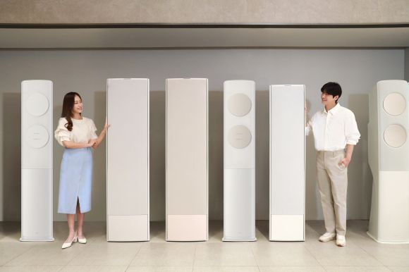 삼성전자 모델들이 2025년형 가정용 인공지능(AI) 에어컨 라인업을 소개하는 모습. 삼성전자 제공