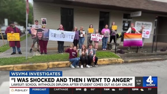 졸업식 당일 가족과 함께 학교 맞은편에서 작은 시위를 벌인 모건 암스트롱. WSMV 방송 캡처