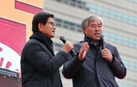 2019년 12월 25일 전광훈(오른쪽) 사랑제일교회 목사가 서울 종로구 교보문고 앞에서 열린 ‘2019 자유 대한민국 전국 연합 성탄축제’에서 발언하고 있다. 왼쪽은 김문수 현 국민의힘 대선후보. 연합뉴스 자료사진