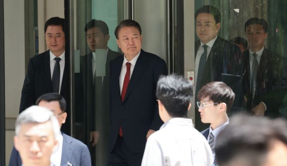 윤석열 전 대통령이 26일 서울 서초구 서울중앙지방법원에서 열린 내란 우두머리 혐의ㆍ직권남용 권리행사 방해 혐의 사건 5차 오전 공판을 마친 뒤 지지자들을 바라보며 차량으로 향하고 있다. 2025.5.26 사진공동취재단