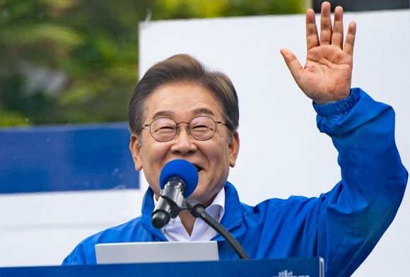 더불어민주당 이재명 대선 후보가 24일 경기 시흥시 배곧아브뉴프랑센트럴광장에서 열린 유세에서 시민들에게 인사하고 있다. 2025.5.24 공동취재