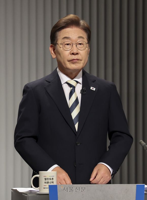 대선후보 2차 토론회 - 더불어민주당 이재명 대선후보가 23일 서울 영등포구 여의도 KBS 스튜디오에서 열린 중앙선거방송토론위원회 주관 제21대 대통령선거 후보자 토론회에 앞서 준비를 하고 있다. 2025.05.23