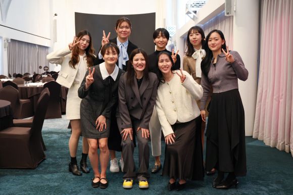 아시아쿼터 선수들이 지난 2월 24일 서울 드래곤시티호텔에서 열린 2024~25 여자프로농구 시상식에서 밝게 웃고 있다. WKBL 제공